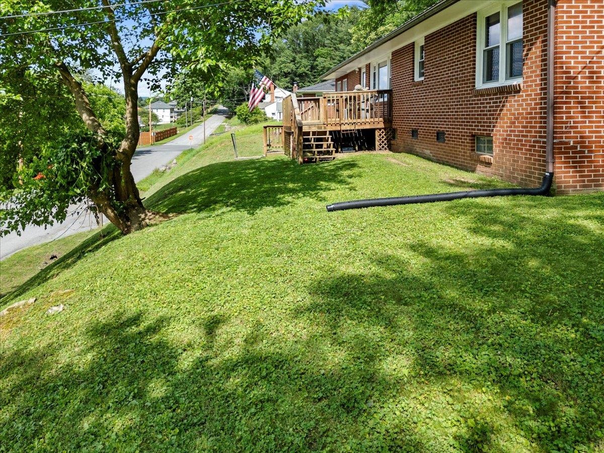 508 College Street Narrows VA 24124