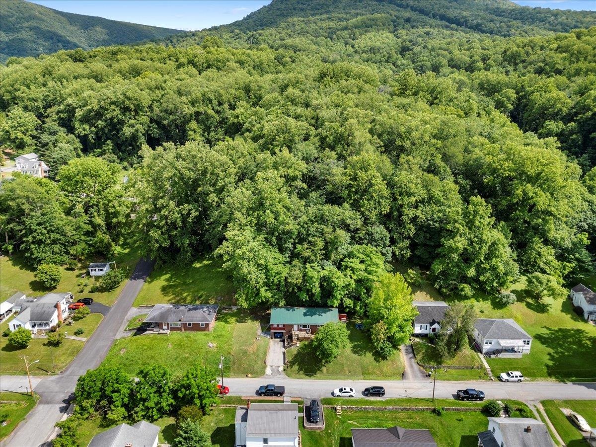 508 College Street Narrows VA 24124