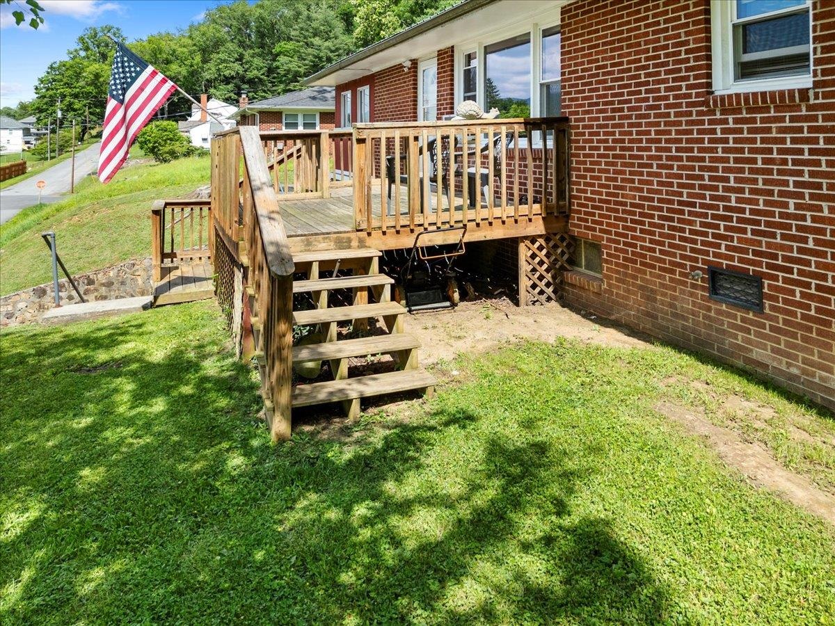 508 College Street Narrows VA 24124