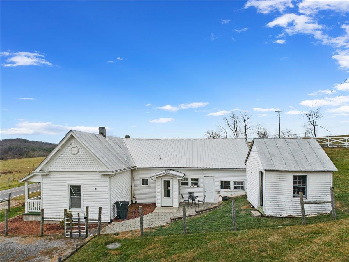 3517 Daniels Run Road NE Pilot VA 24138