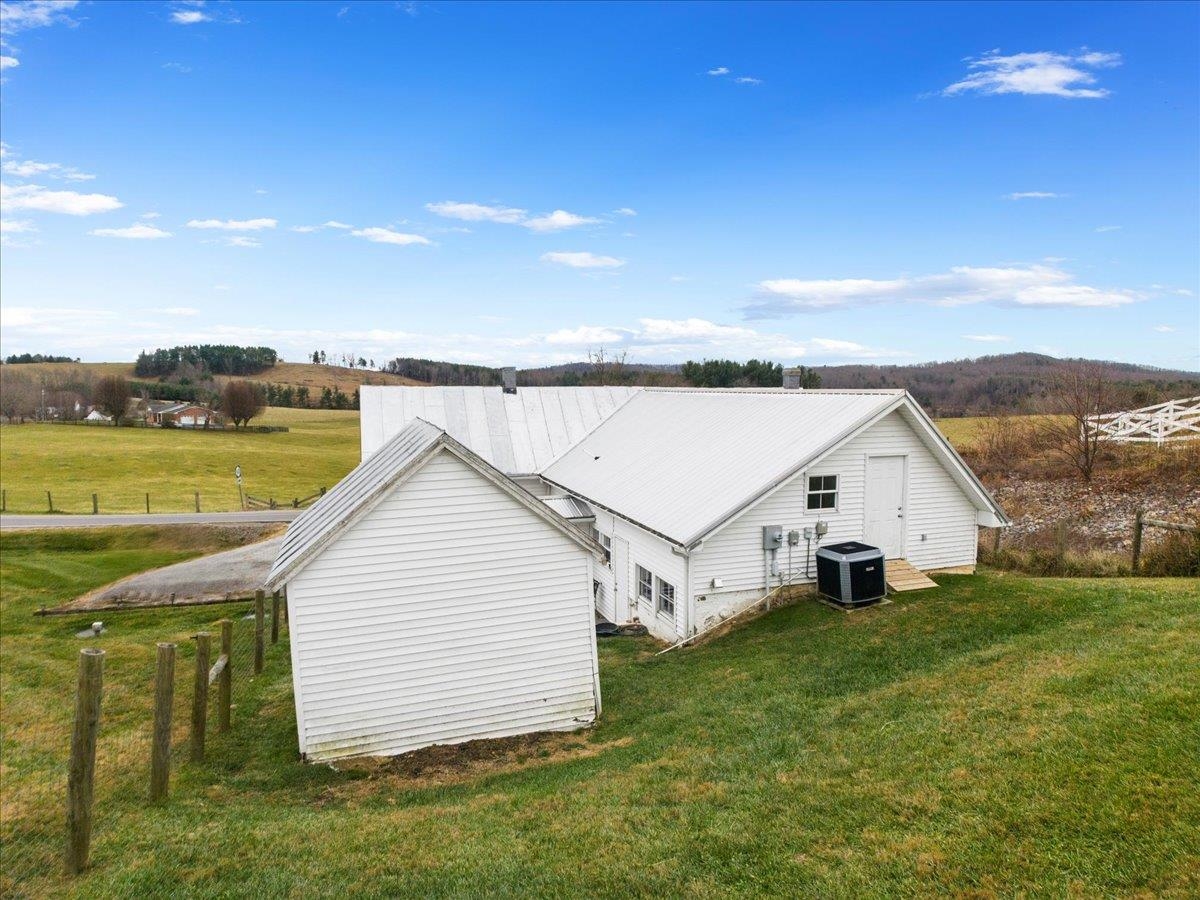 3517 Daniels Run Road NE Pilot VA 24138