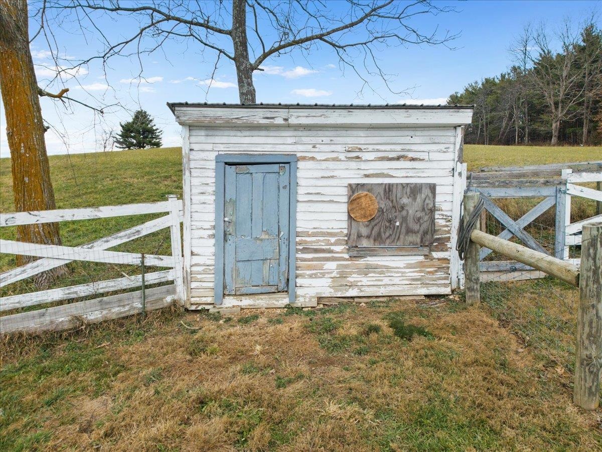 3517 Daniels Run Road NE Pilot VA 24138