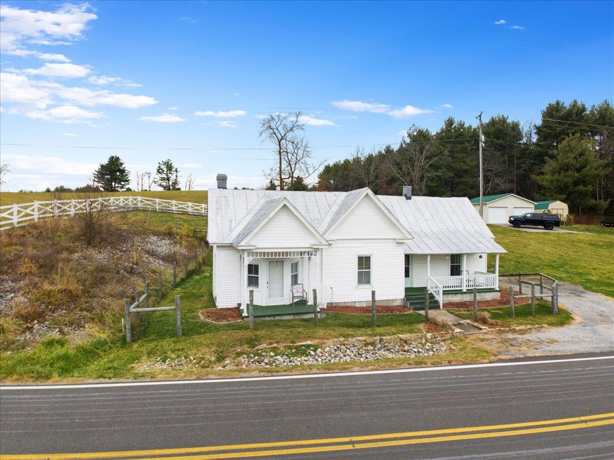 3517 Daniels Run Road NE Pilot VA 24138