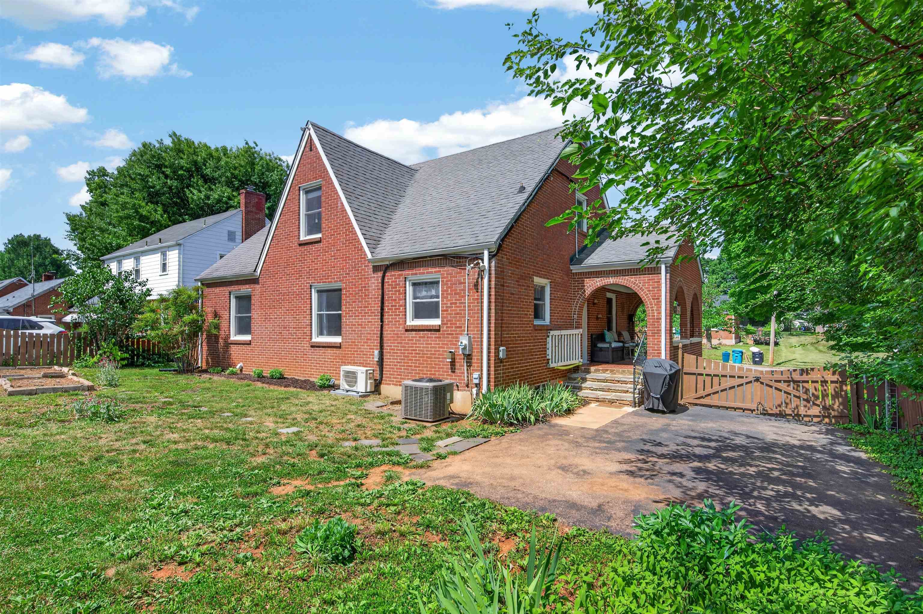 5214 Woodbury Street NW Roanoke VA 24012