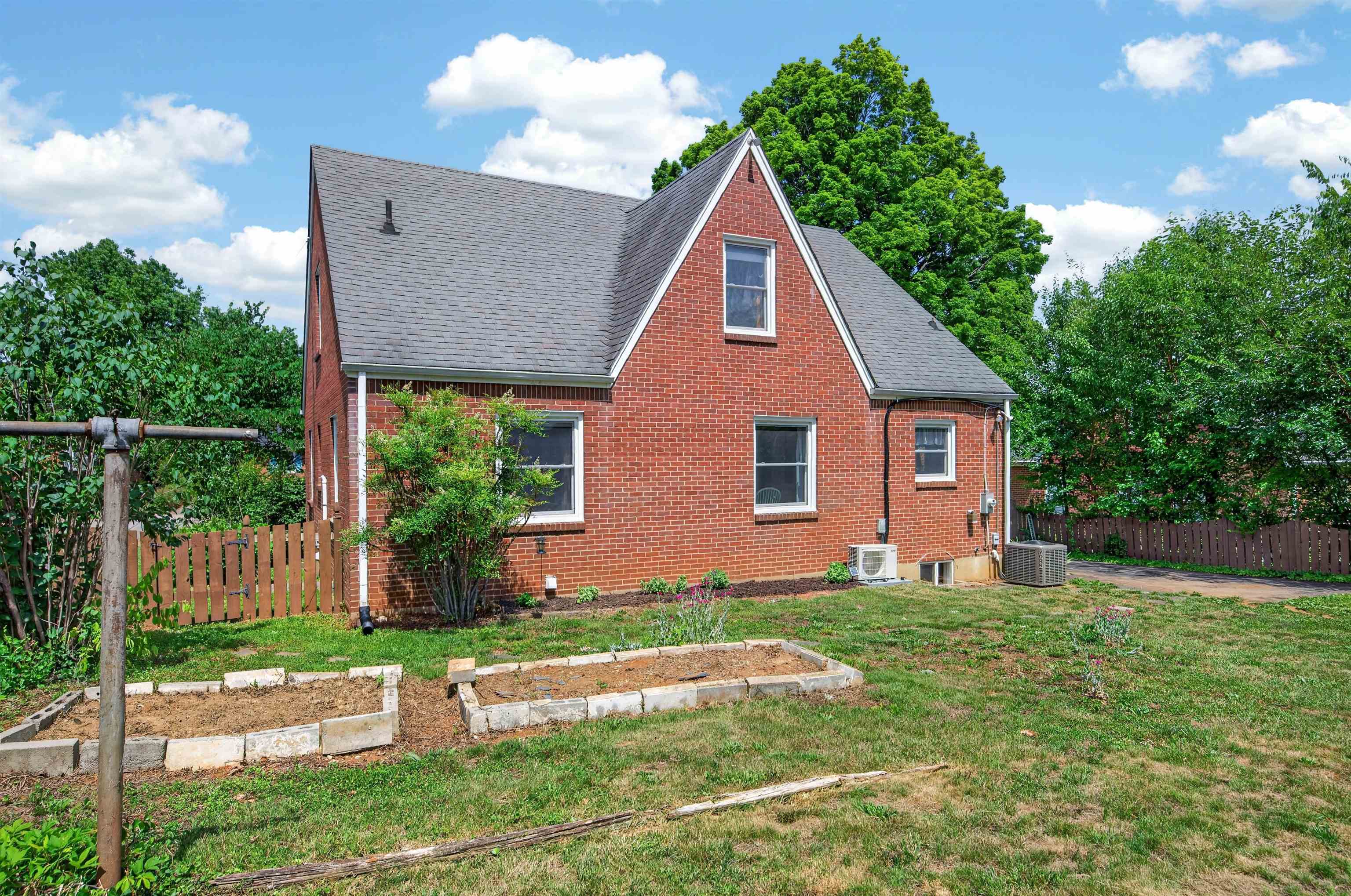 5214 Woodbury Street NW Roanoke VA 24012