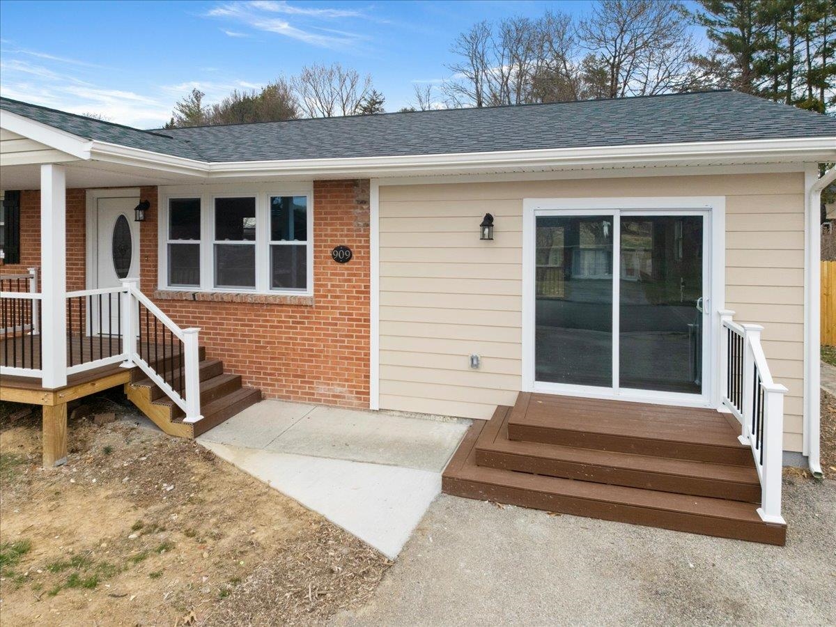 909 Custis Street Radford VA 24141