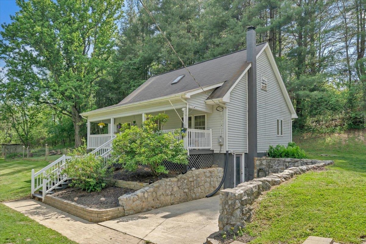 112 Shawsville Pike NE Check VA 24072
