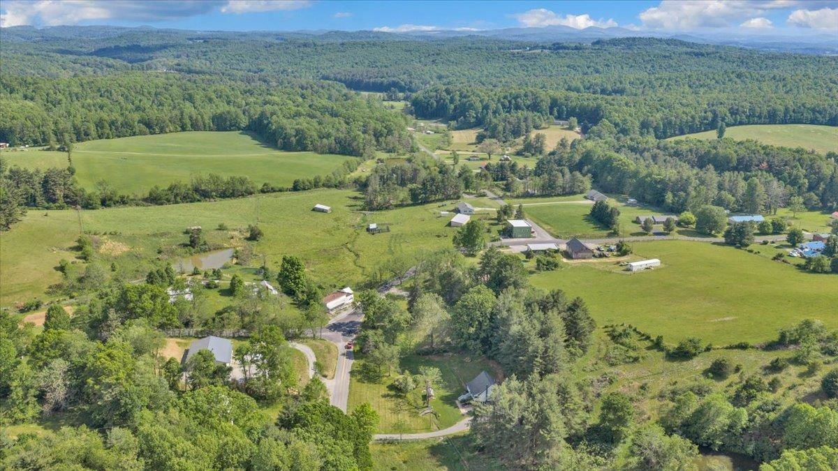 112 Shawsville Pike NE Check VA 24072
