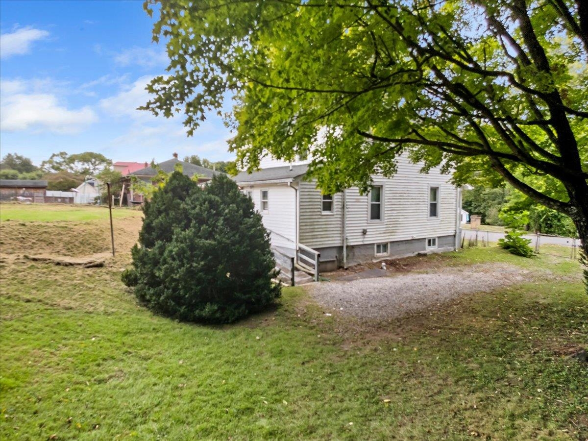804 Wolf Street Narrows VA 24124