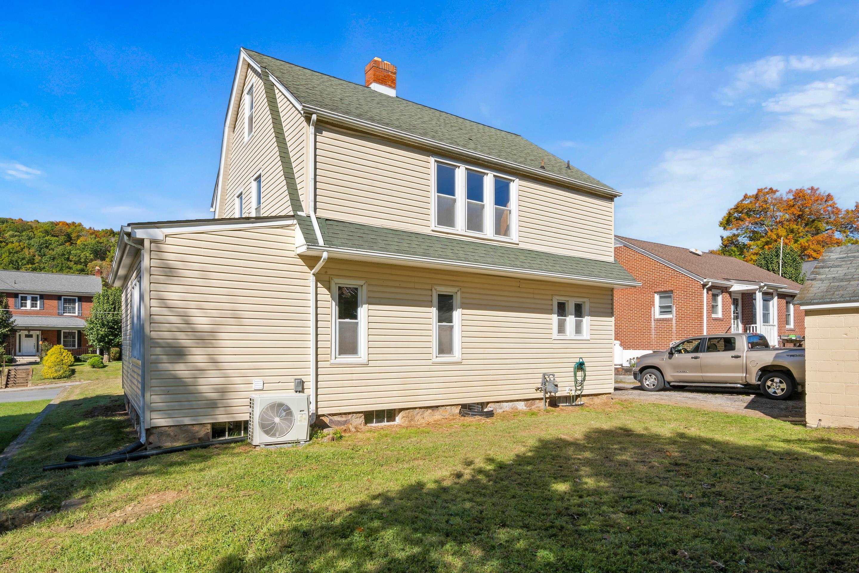 506 Wolf Street Narrows VA 24124