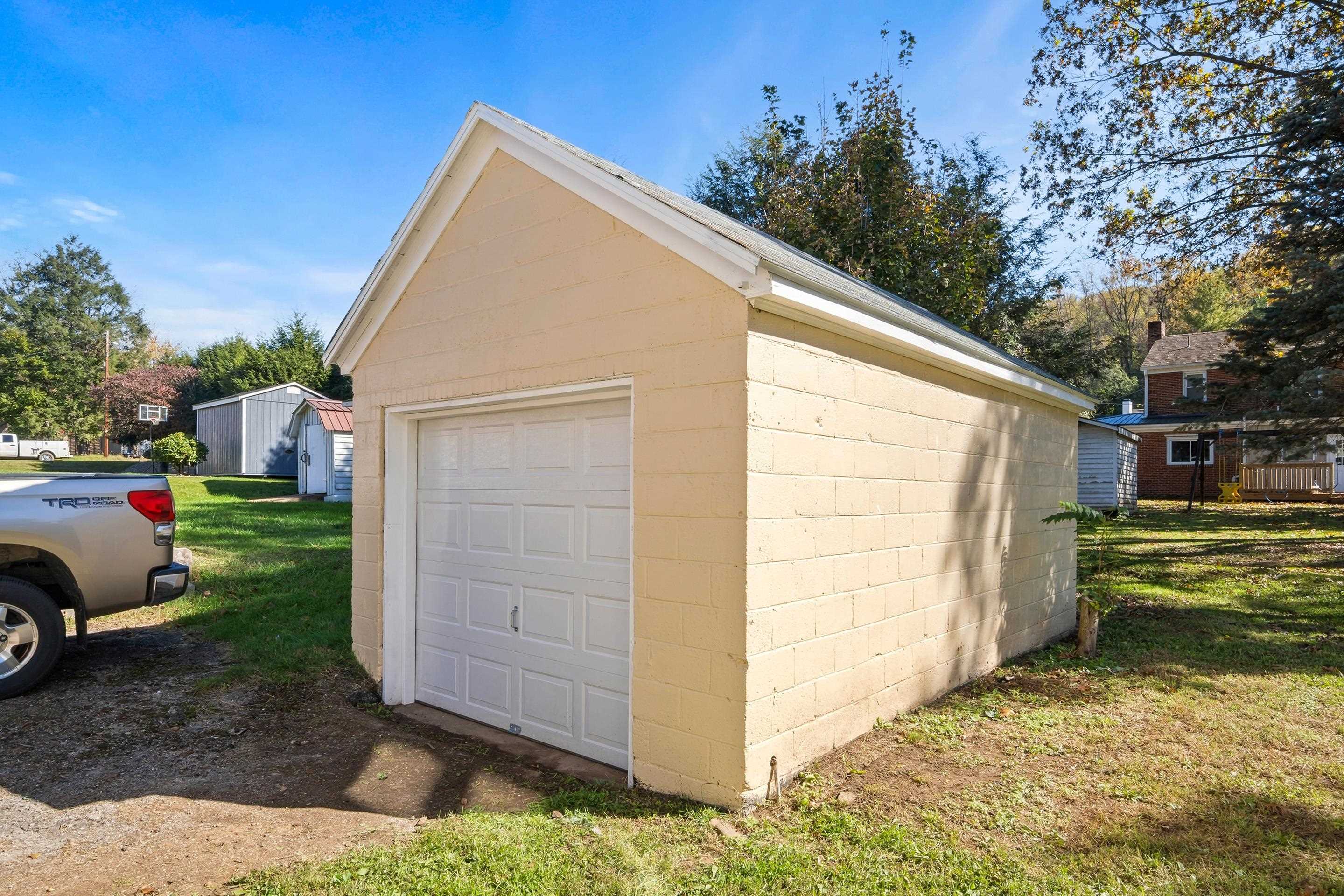 506 Wolf Street Narrows VA 24124