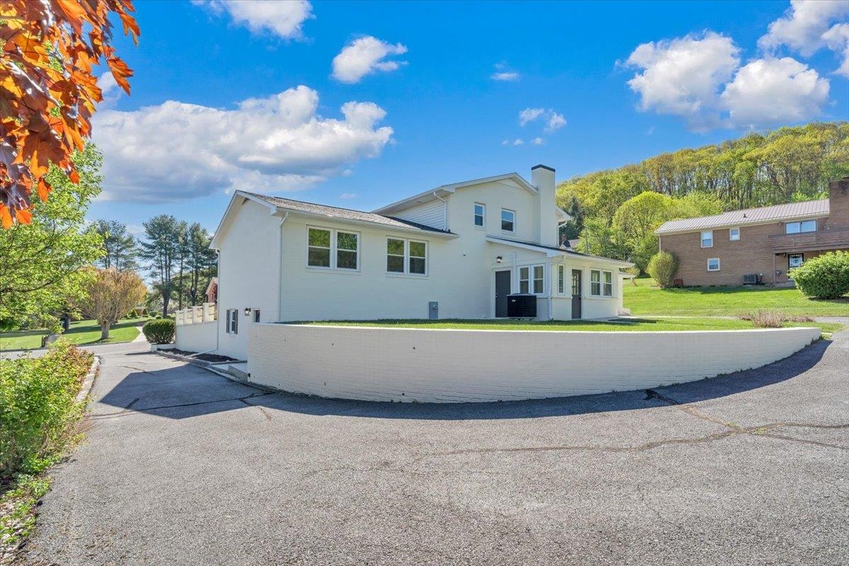 825 N 18th Street Wytheville VA 24382