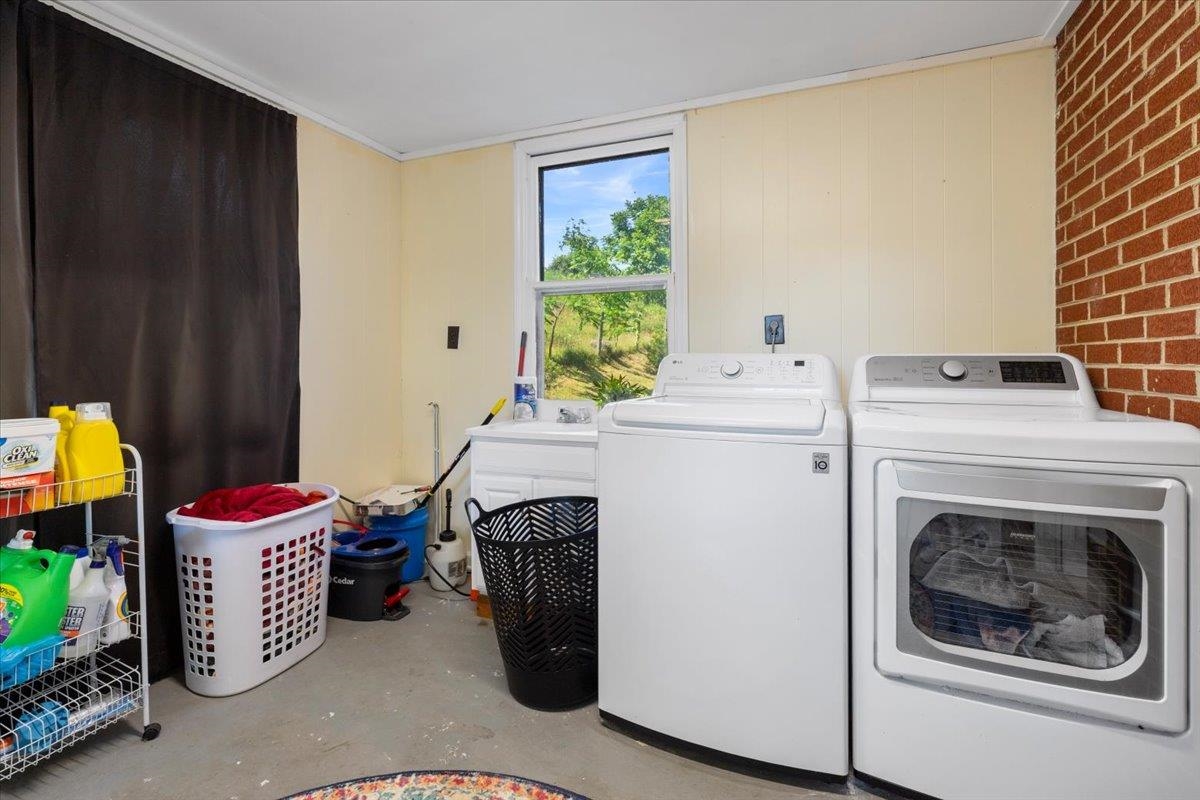 9806 Floyd Pike Dugspur VA 24325