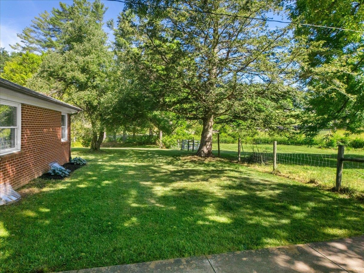 9806 Floyd Pike Dugspur VA 24325