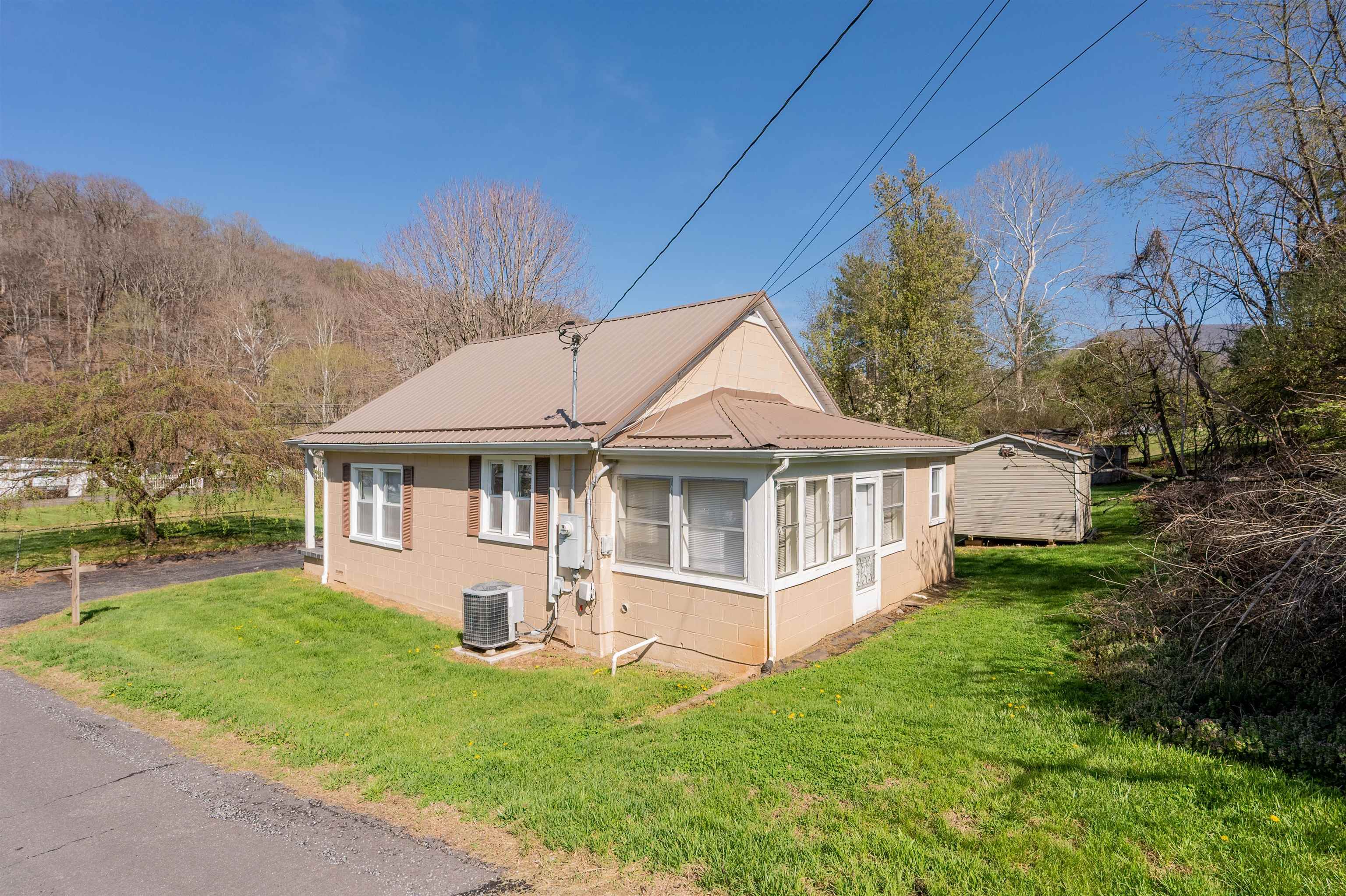 102 Peck Street Pembroke VA 24136