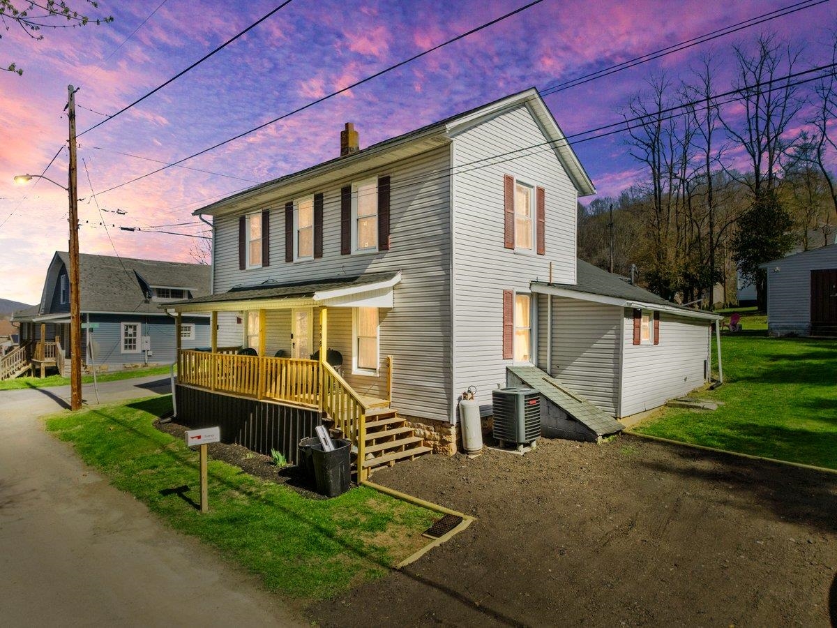 208 Holston Street Narrows VA 24124