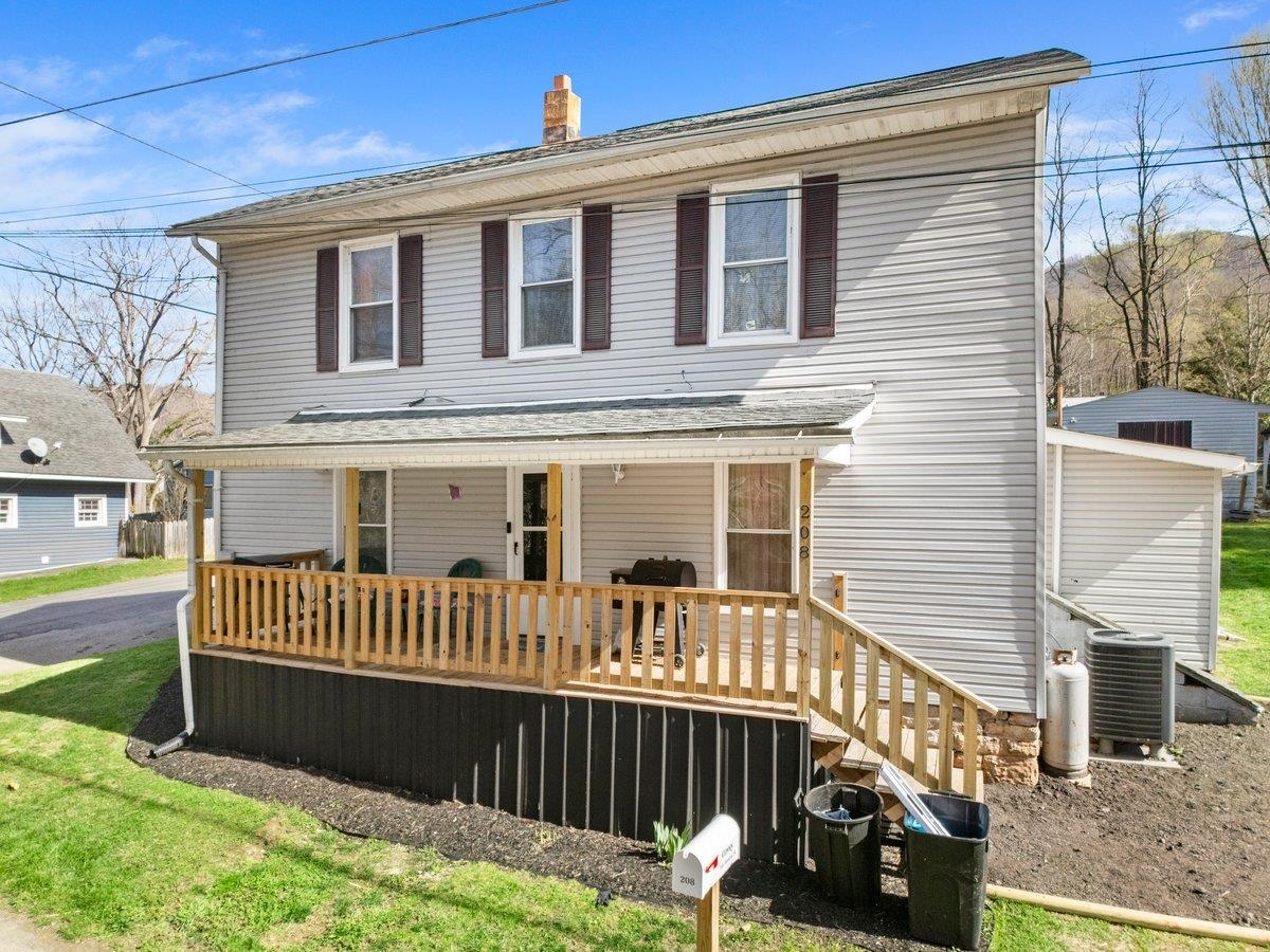 208 Holston Street Narrows VA 24124