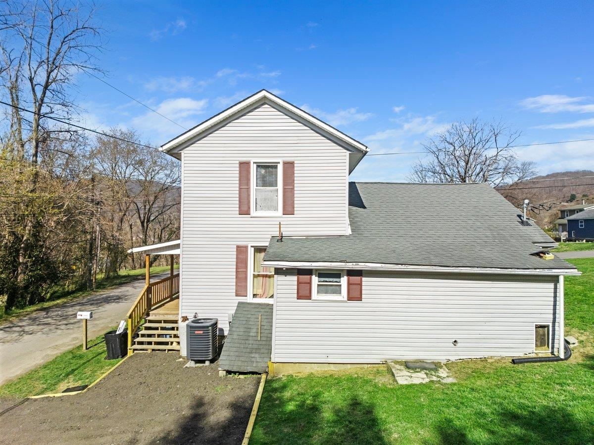 208 Holston Street Narrows VA 24124