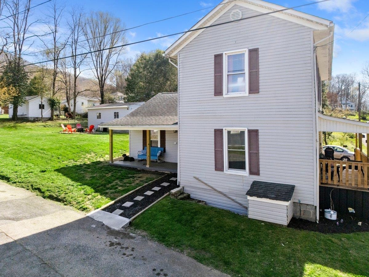 208 Holston Street Narrows VA 24124