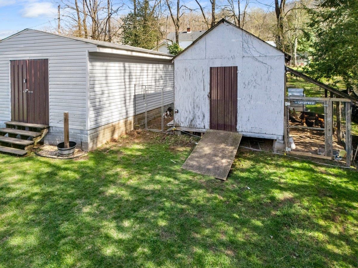 208 Holston Street Narrows VA 24124