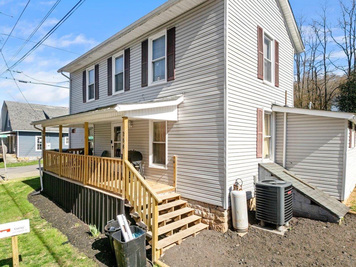208 Holston Street Narrows VA 24124