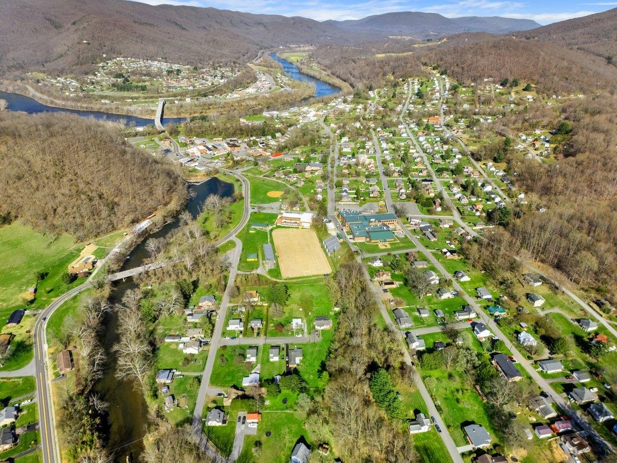 208 Holston Street Narrows VA 24124