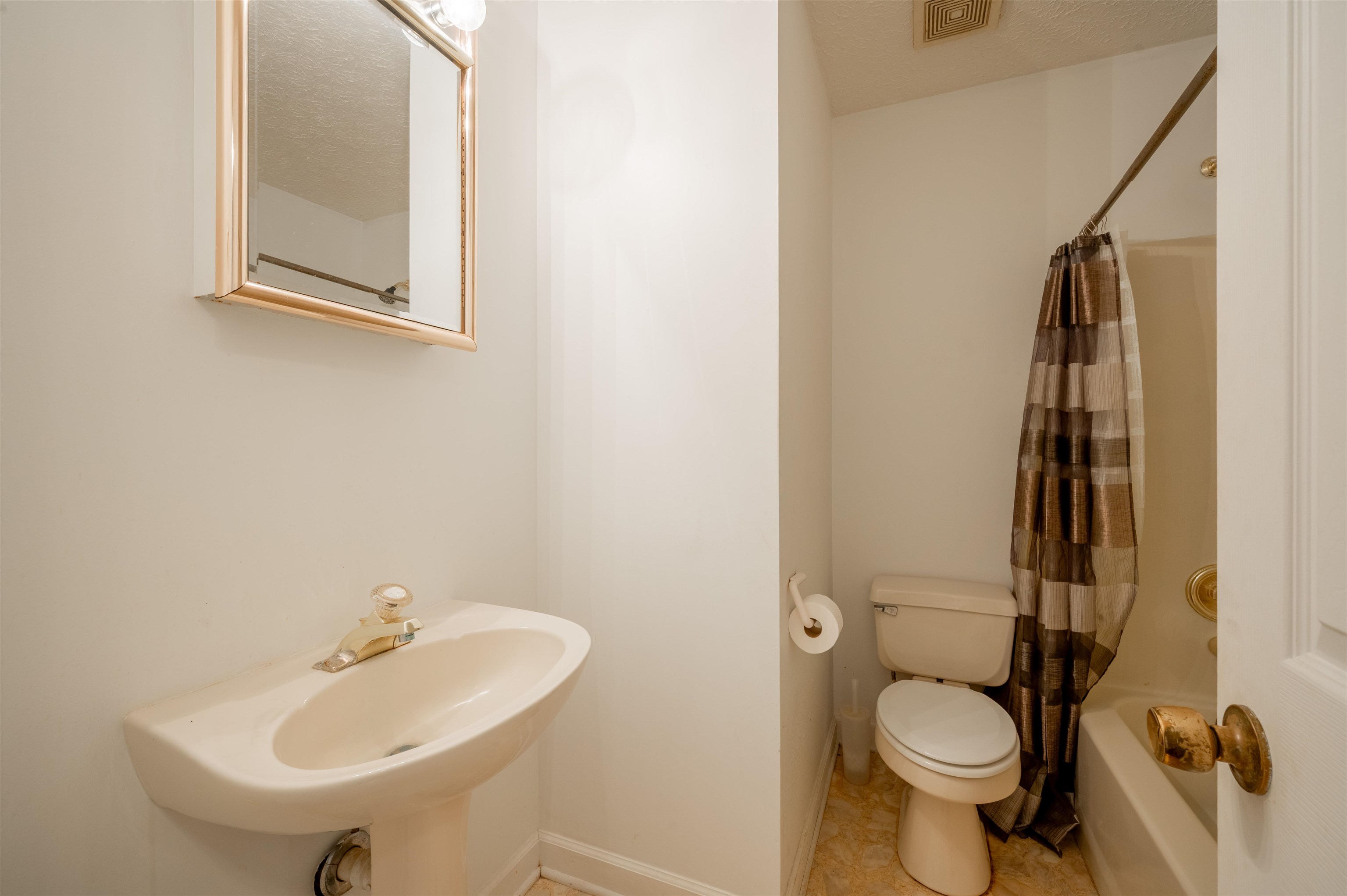 604 Surrey Drive Huddleston VA 24104