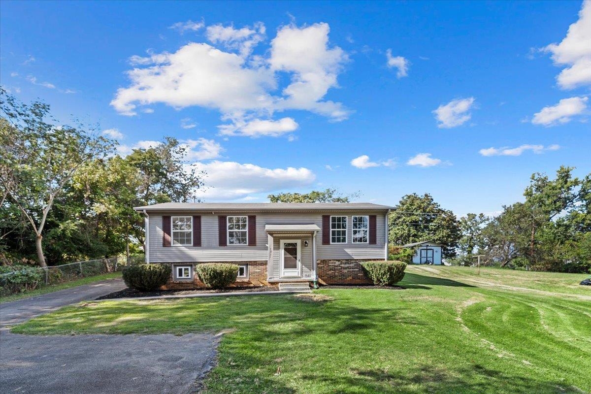 7521 Brandon Road Fairlawn VA 24141