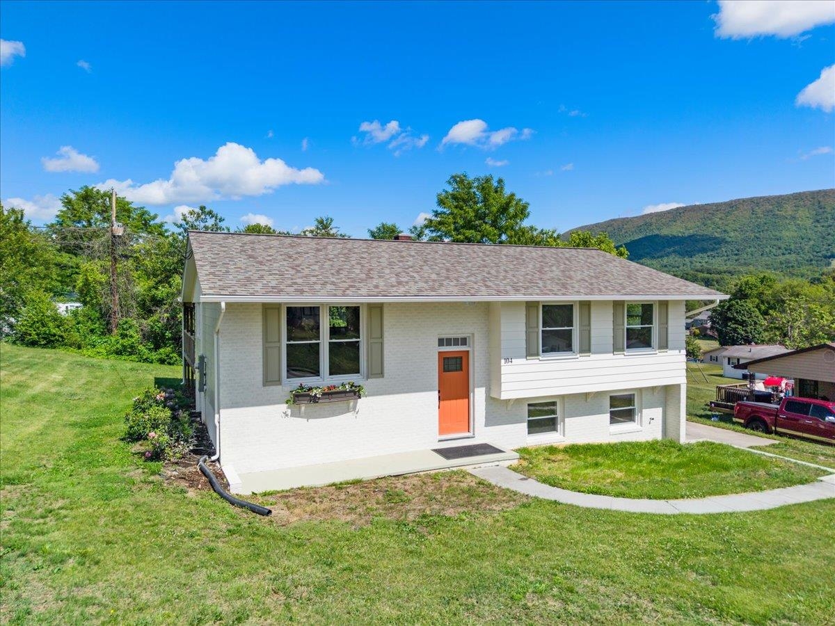 104 Pine Street Narrows VA 24124