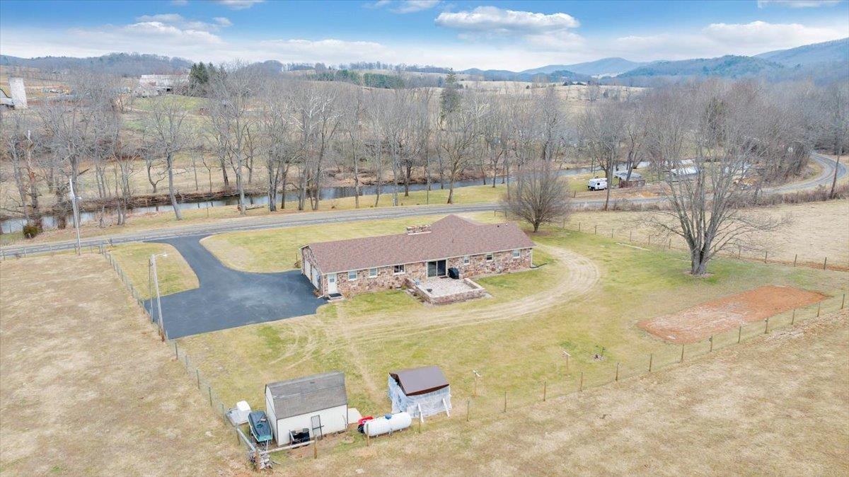 1167 Saint Peters Road Speedwell VA 24374