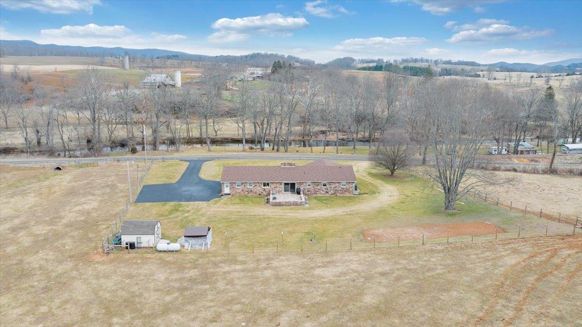 1167 Saint Peters Road Speedwell VA 24374