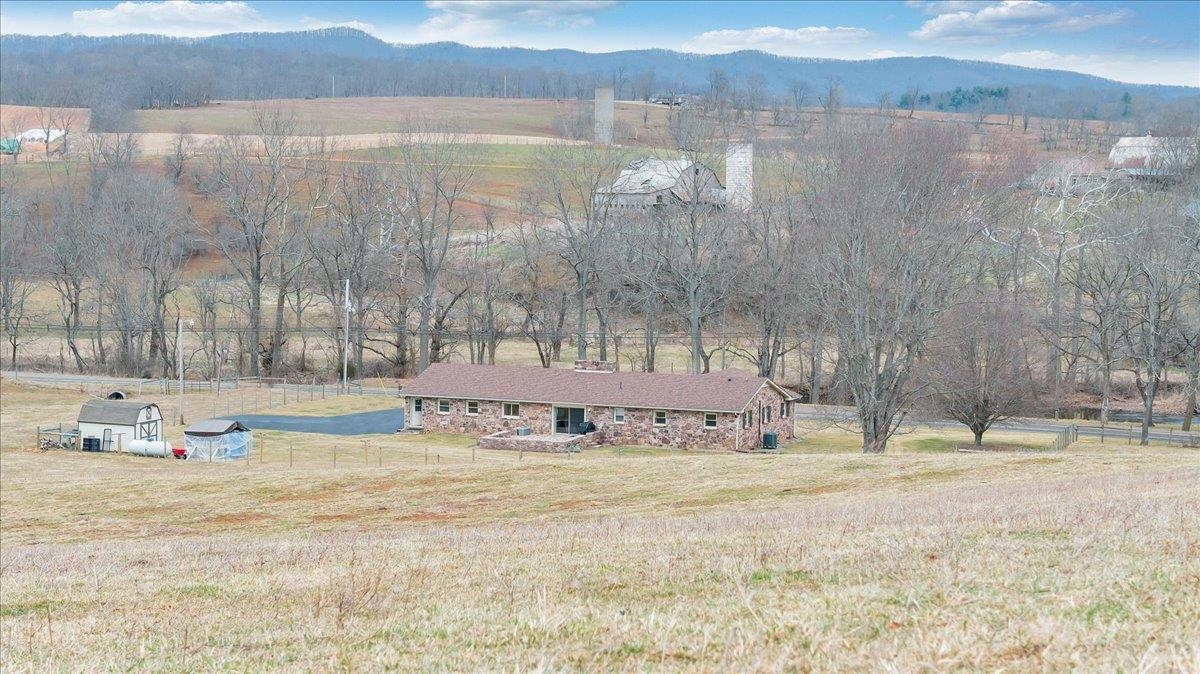 1167 Saint Peters Road Speedwell VA 24374