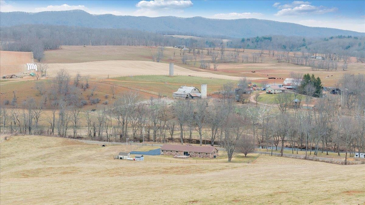 1167 Saint Peters Road Speedwell VA 24374