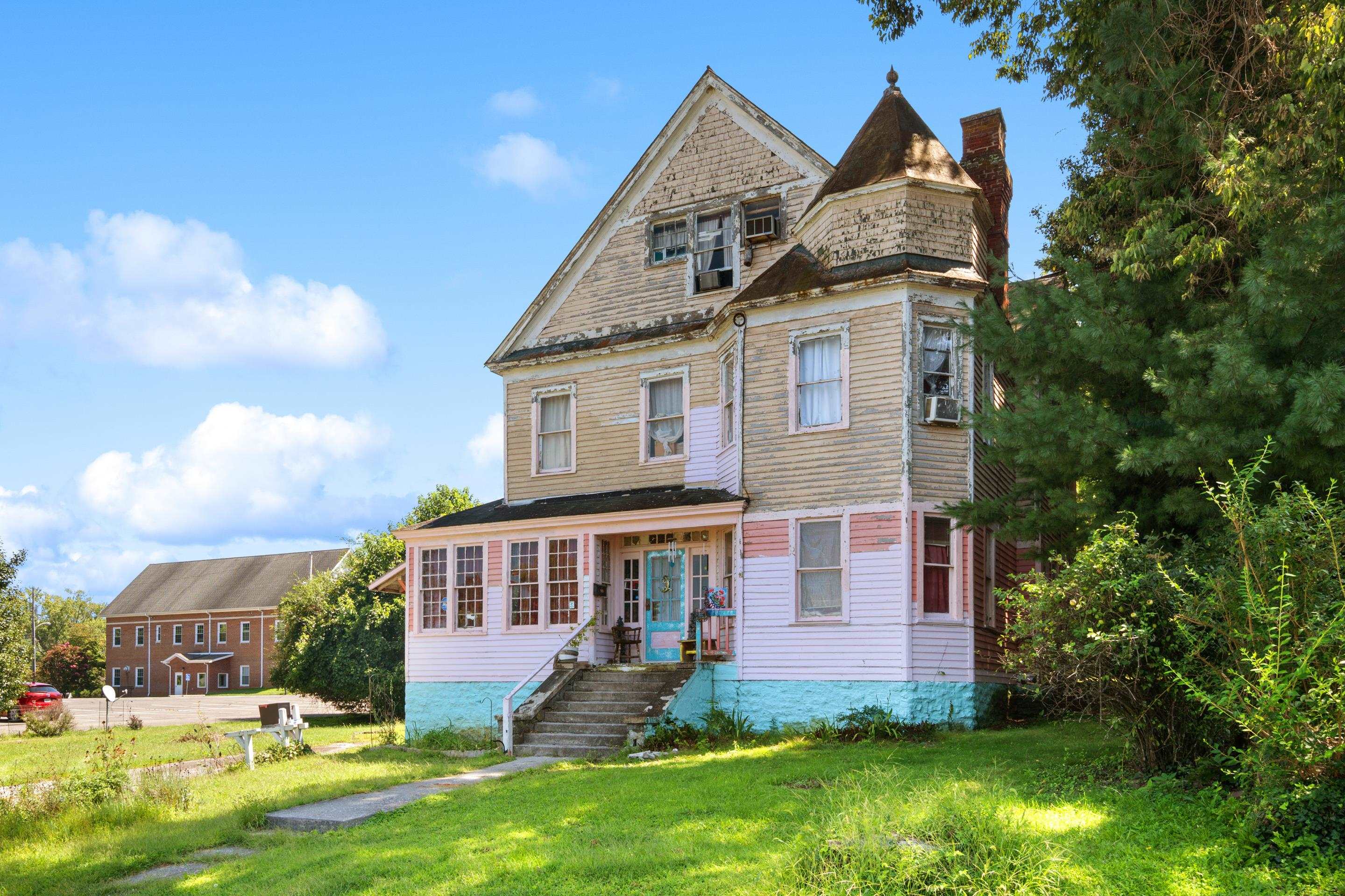 216 3rd Street Radford VA 24141