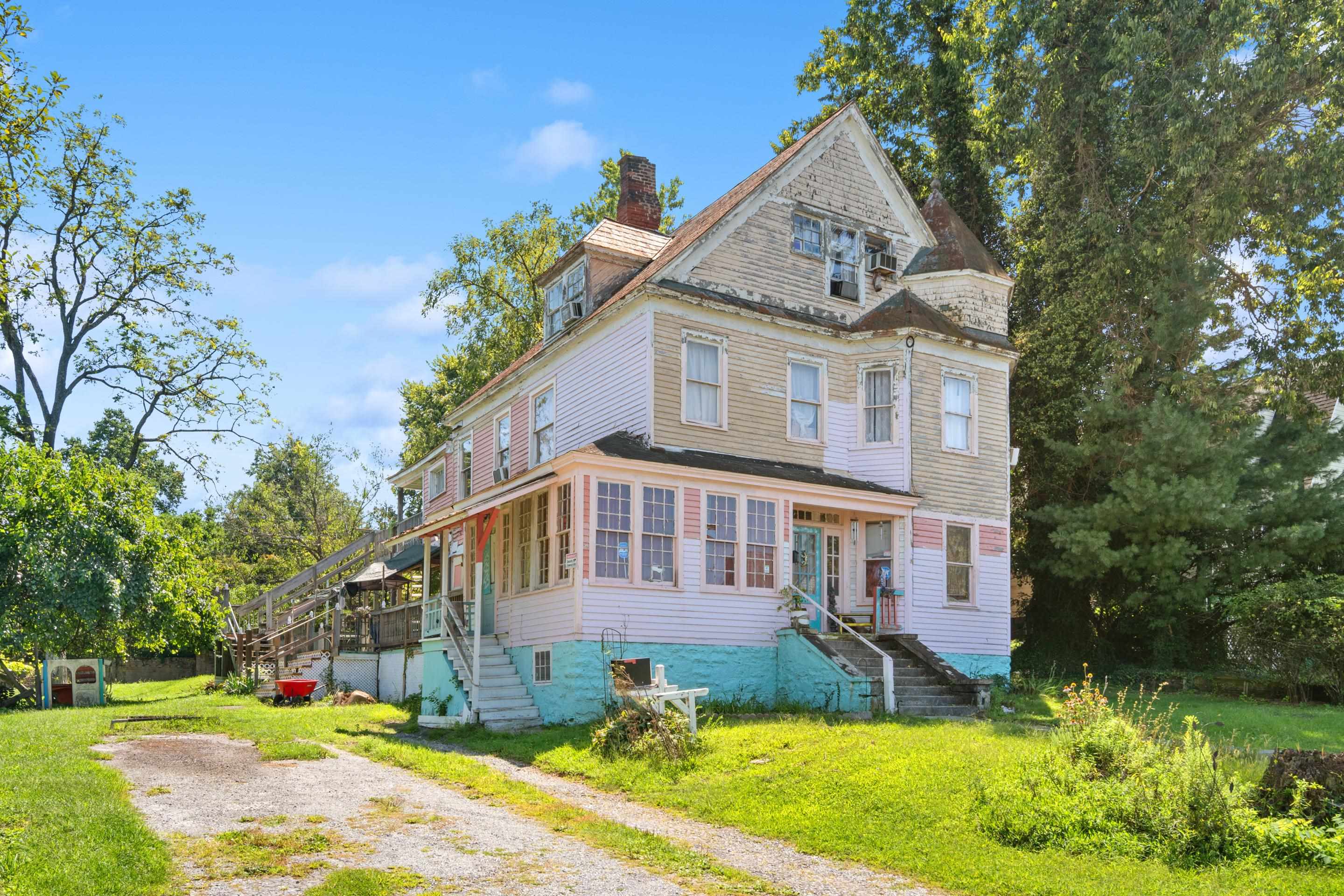 216 3rd Street Radford VA 24141