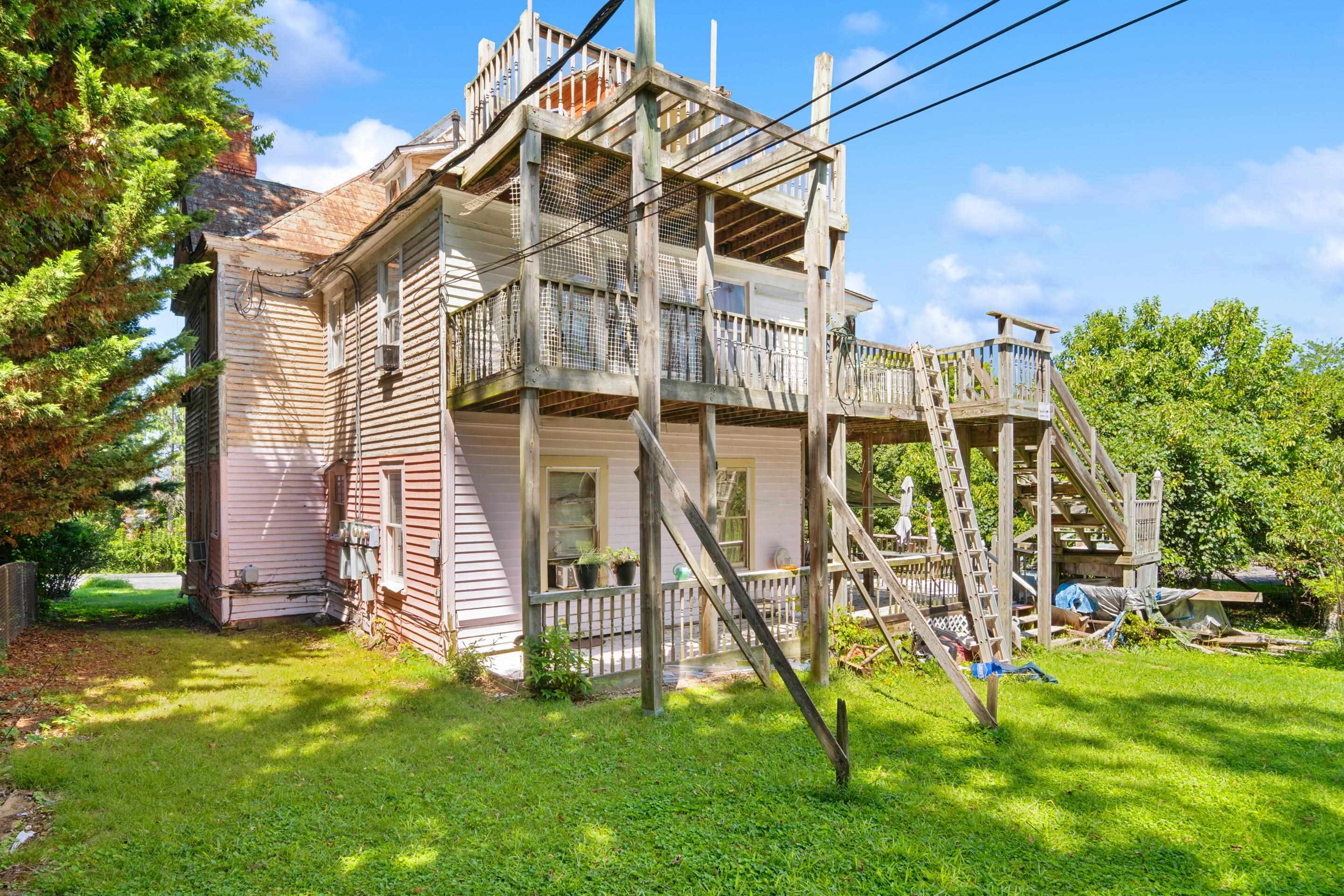 216 3rd Street Radford VA 24141