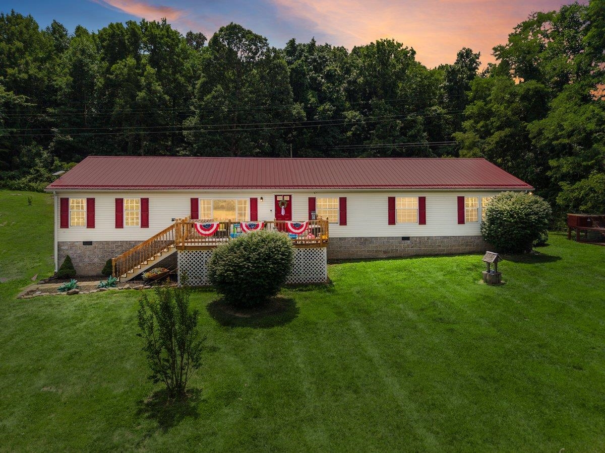879 Cross Avenue Pearisburg VA 24134