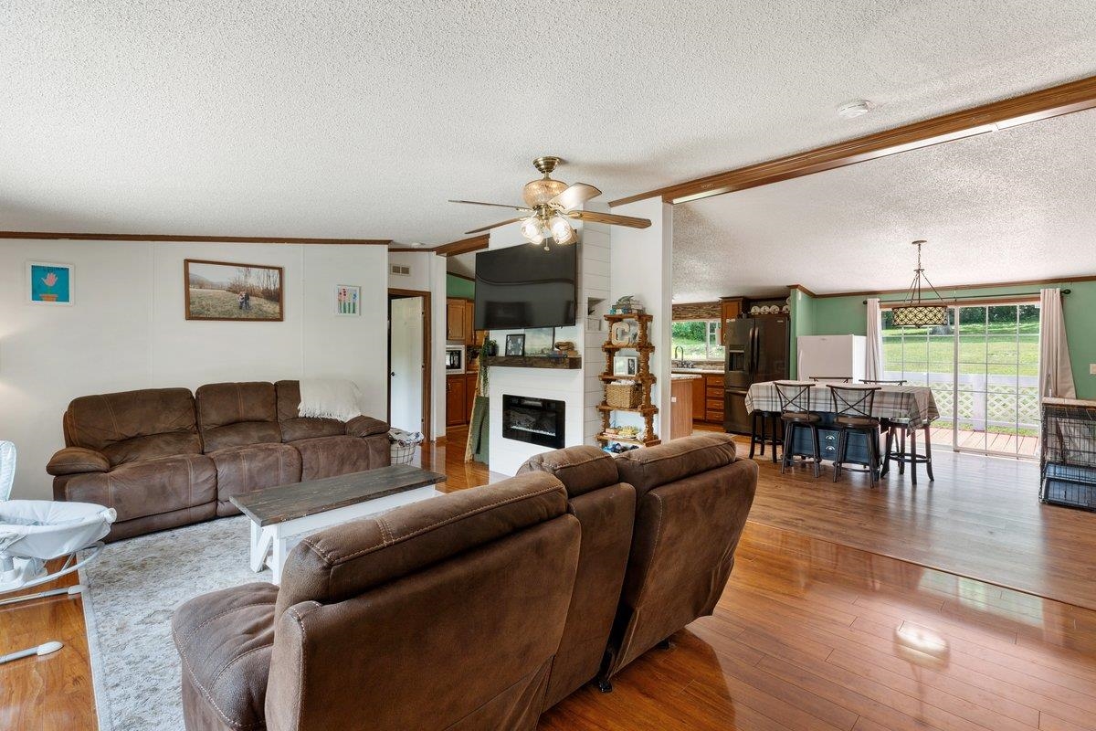 879 Cross Avenue Pearisburg VA 24134