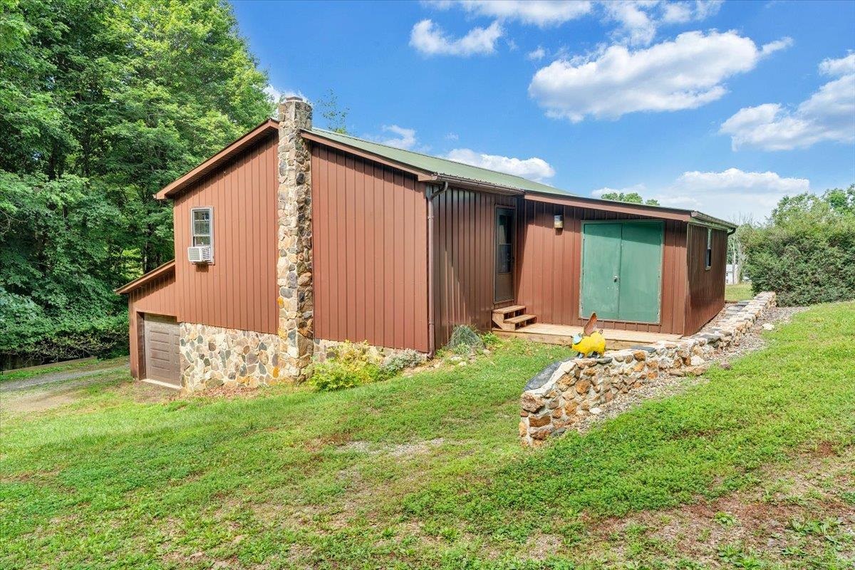 2275 Union School Road SW Floyd VA 24091