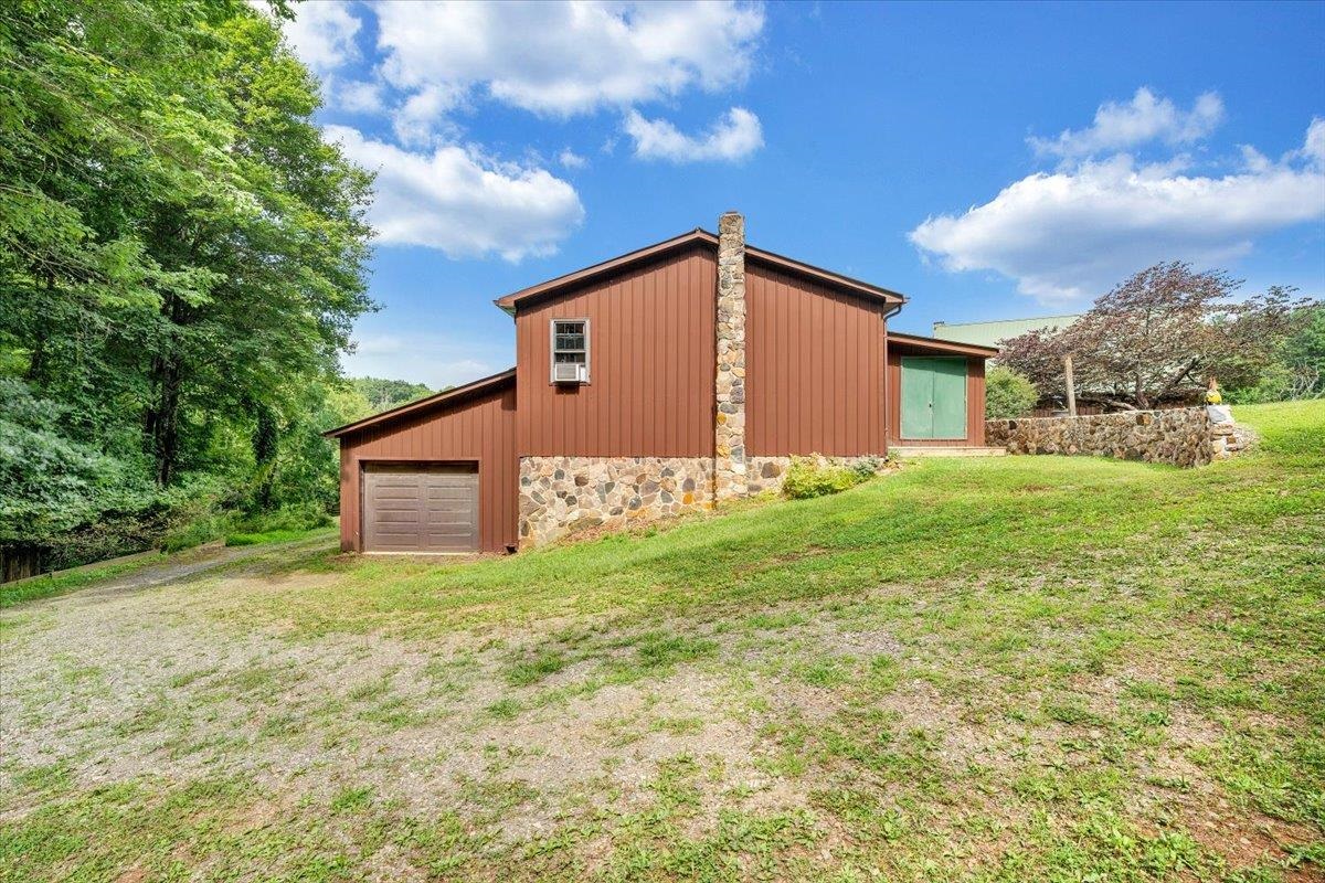2275 Union School Road SW Floyd VA 24091