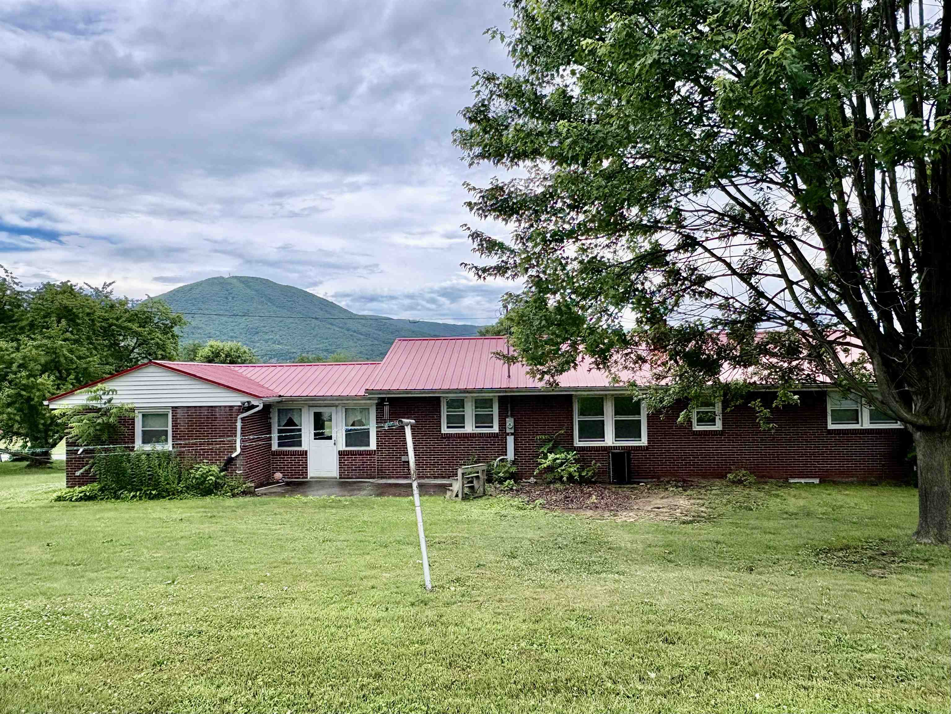 201 Honeysuckle Lane Narrows VA 24124