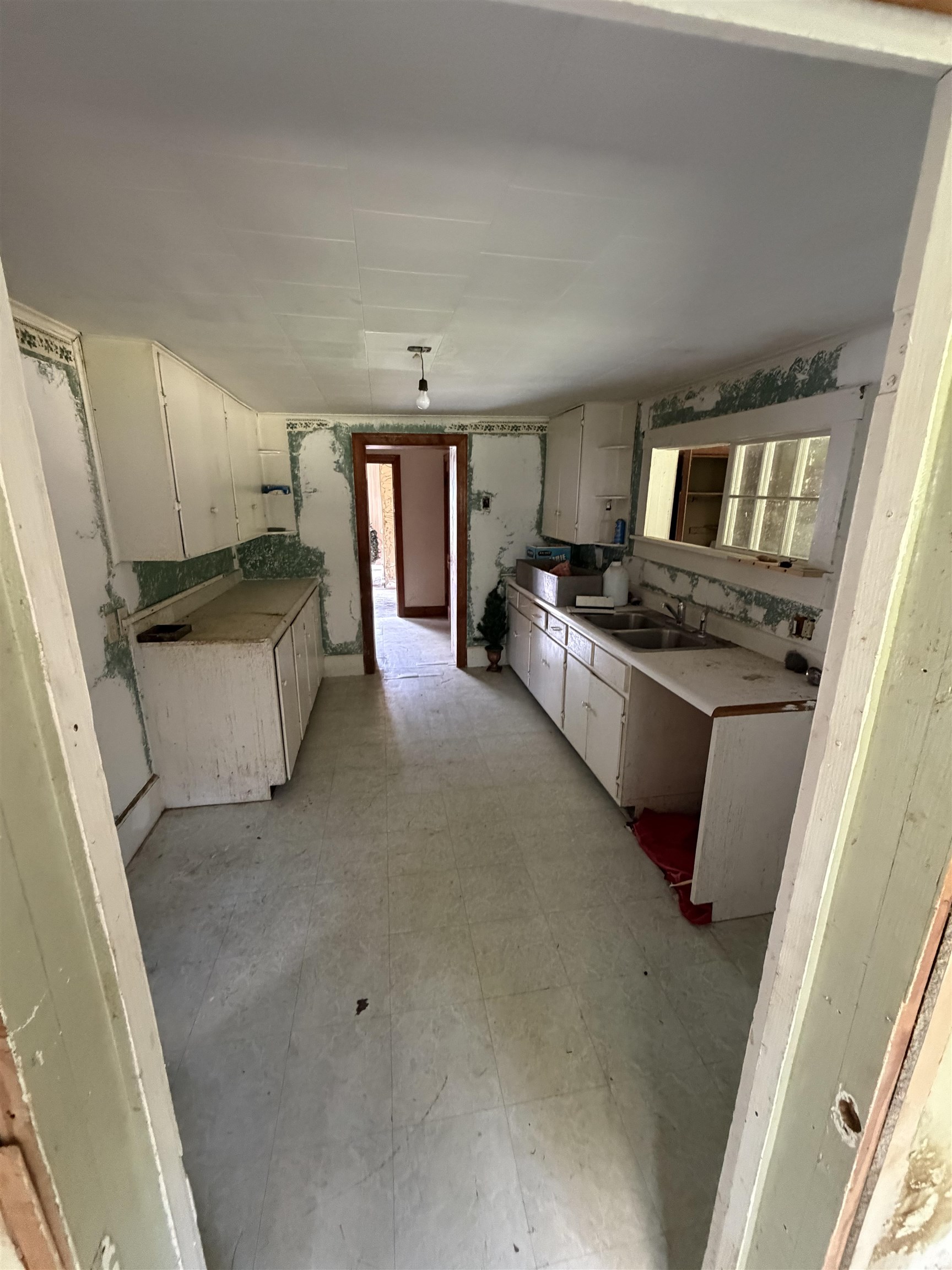 33 5th Street Bland VA 24315