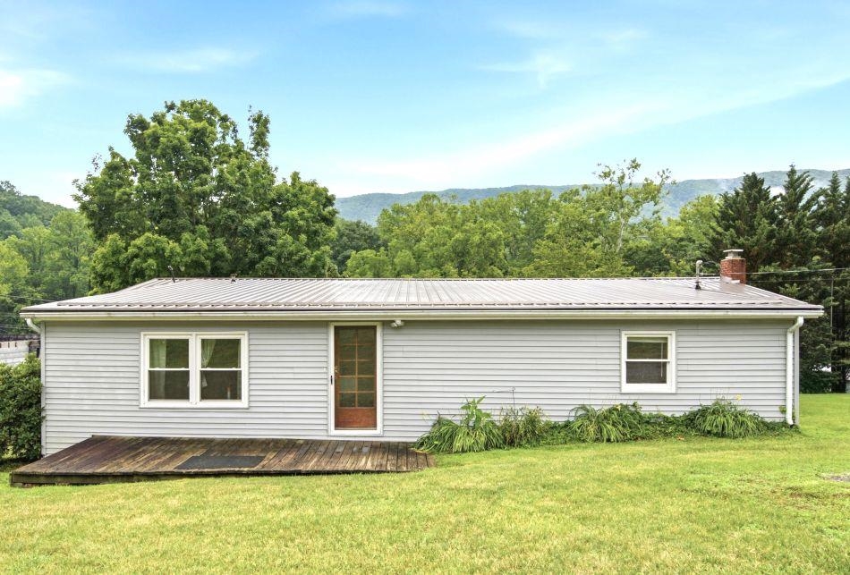 1738 Old Wolf Creek Road Narrows VA 24124