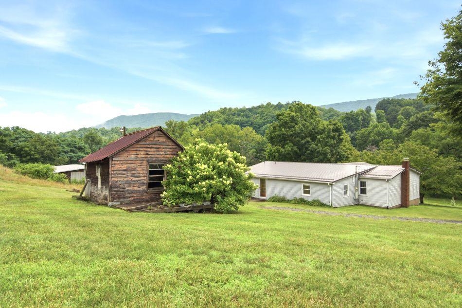 1738 Old Wolf Creek Road Narrows VA 24124