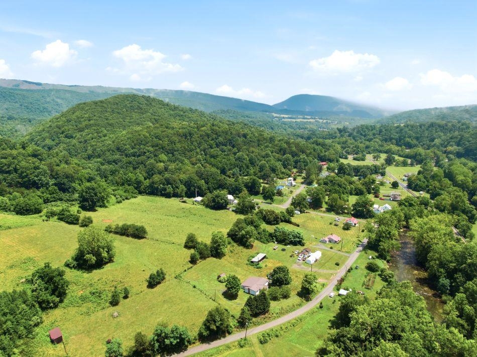 1738 Old Wolf Creek Road Narrows VA 24124