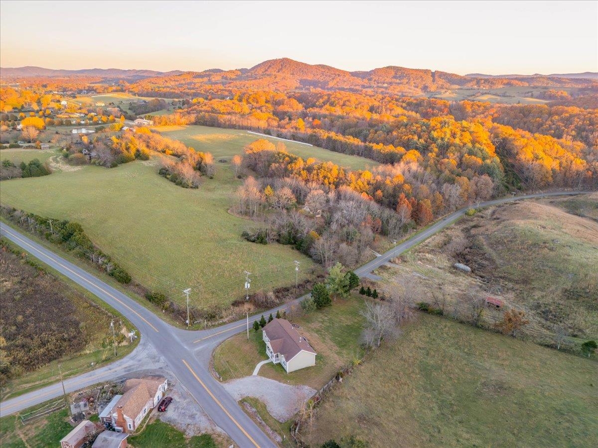 4303 Graysontown Road Radford VA 24141