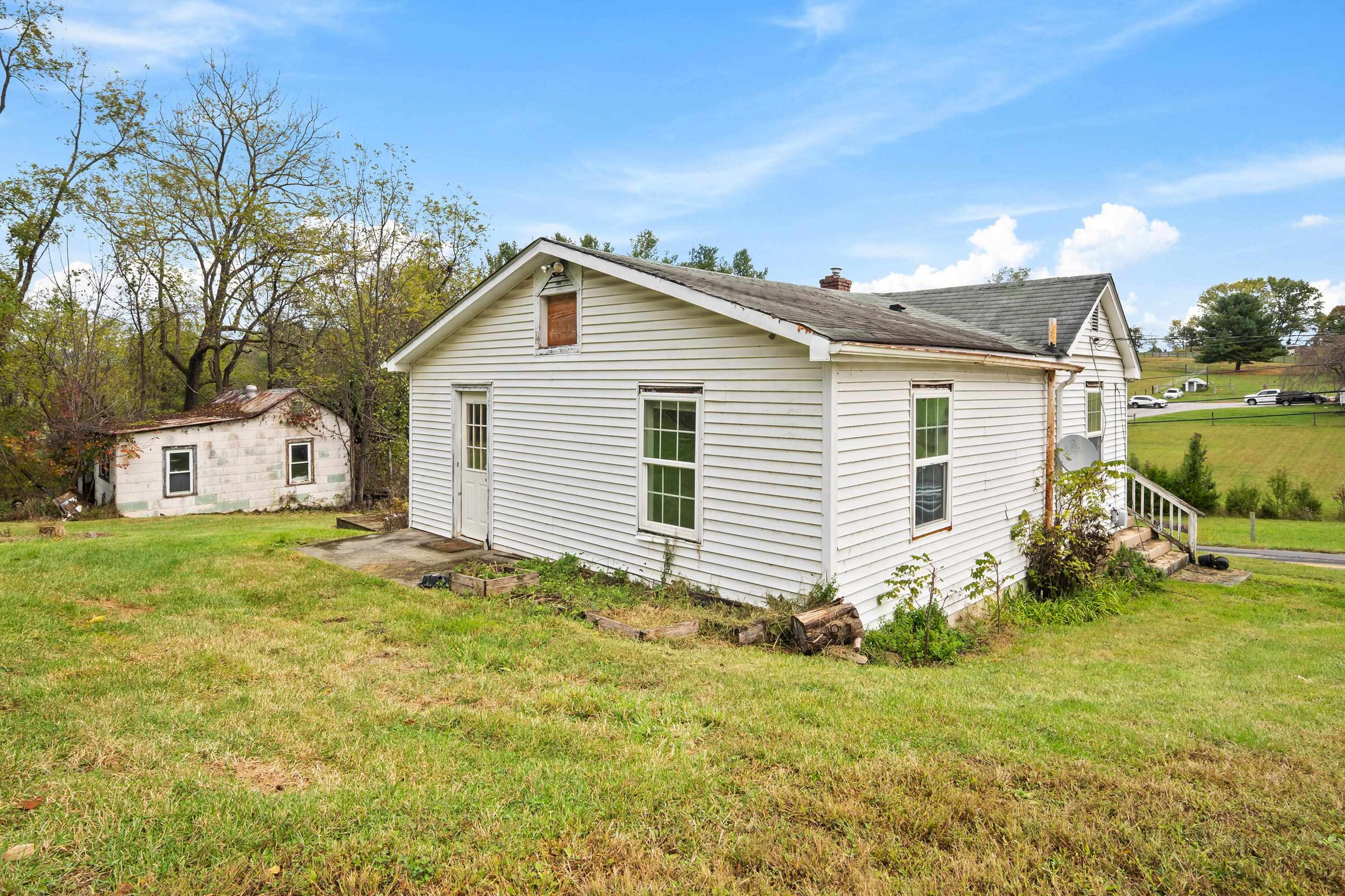 221 Walton Road Radford VA 24141