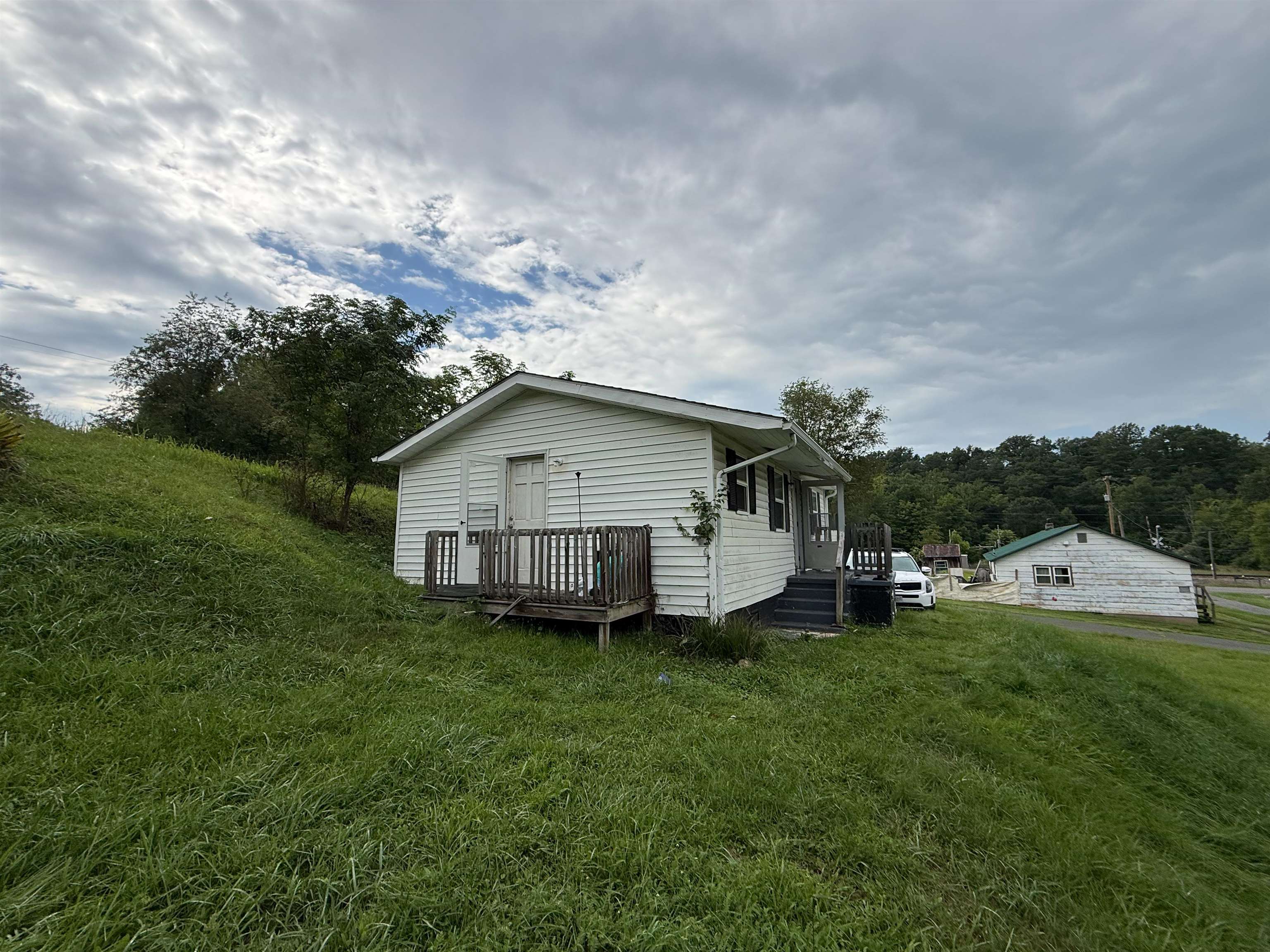 1112 Mcmillian Lane Pulaski VA 24301