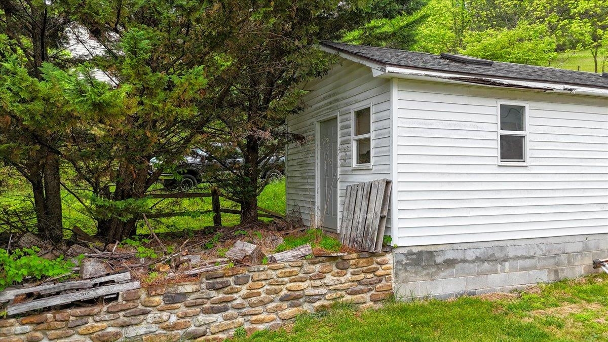 5912 Baptist Hollow Road Hiwassee VA 24347