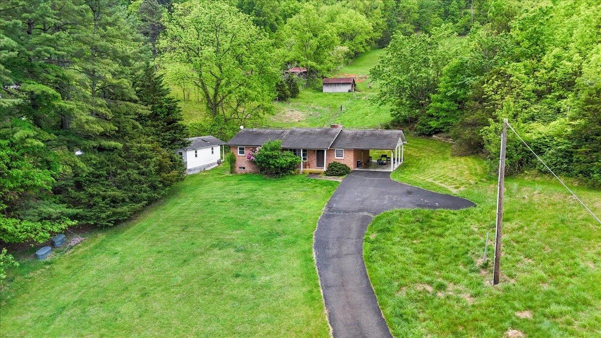 5912 Baptist Hollow Road Hiwassee VA 24347